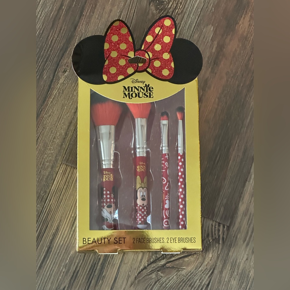 Disney Minnie Mouse make up brush set red polkadot set of 4 face and eye brushes